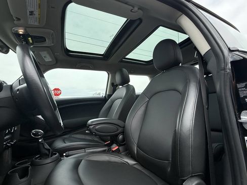 Used 2019 MINI Cooper 2-Door Hardtop w/ Signature Upholstery Package image 14