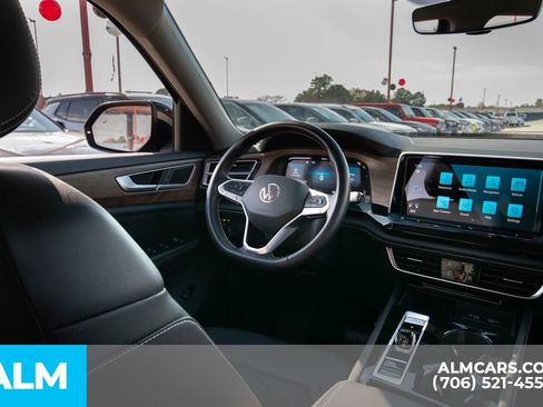 Used 2025 Volkswagen Atlas SE image 17