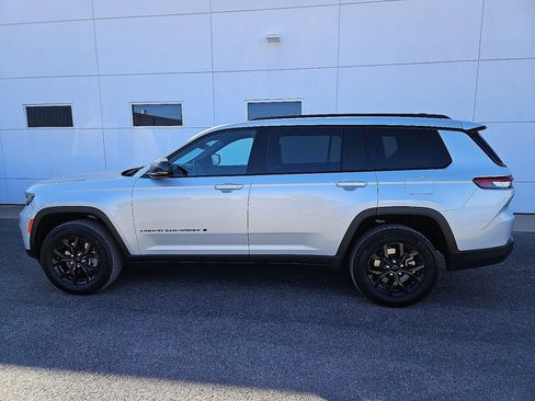 Used 2024 Jeep Grand Cherokee L Altitude image 3