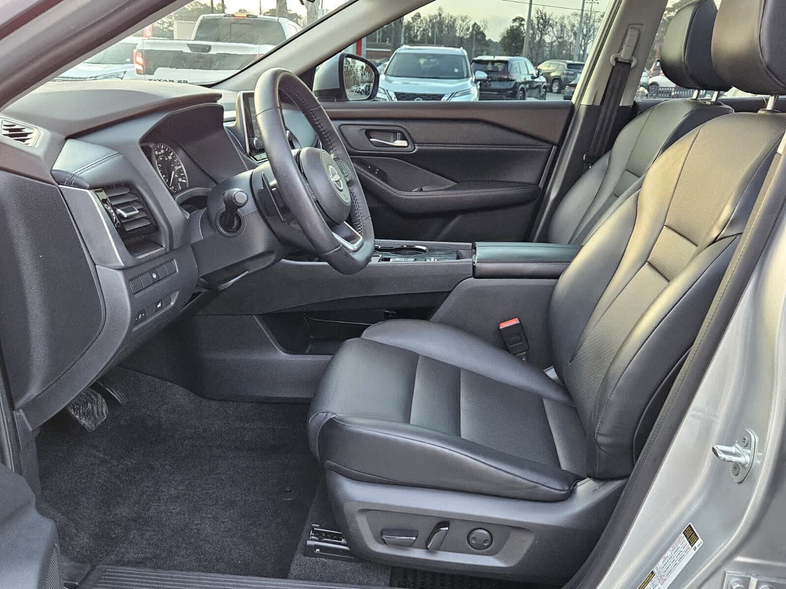 Used 2023 Nissan Rogue SV w/ SV Premium Package FWD image 3