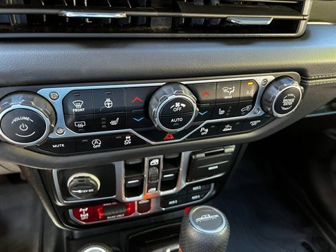 Used 2024 Jeep Gladiator Mojave AWD/4WD image 40
