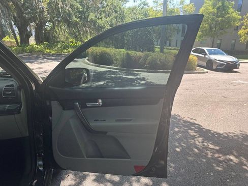 Used 2014 Kia Sorento LX image 19