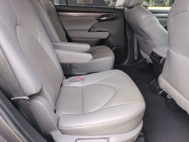 Used 2023 Toyota Highlander Limited FWD image 25