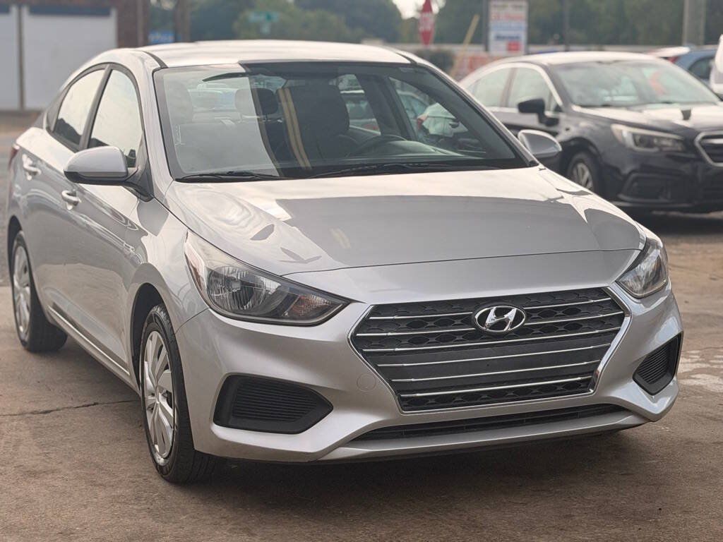 Used 2019 Hyundai Accent SE FWD image 2