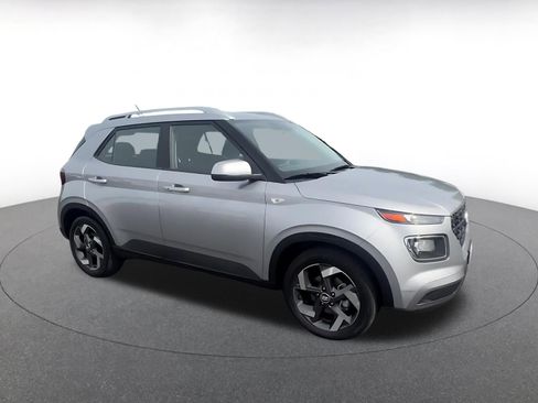 Used 2025 Hyundai Venue SEL image 2