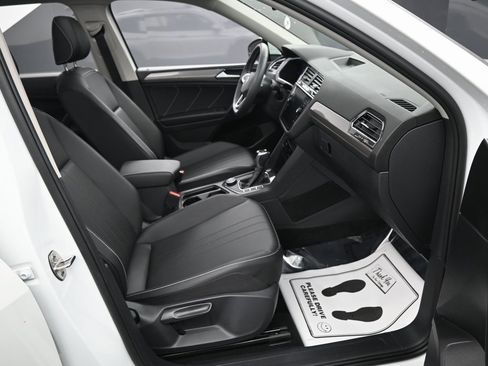 Used 2023 Volkswagen Tiguan SE w/ Panoramic Sunroof Package image 36