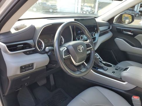 Used 2023 Toyota Highlander XLE image 19