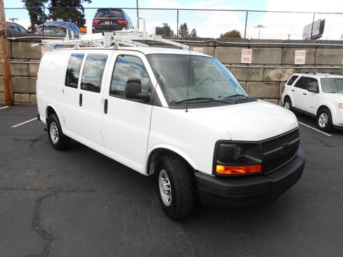 Used 2016 Chevrolet Express 2500 RWD image 3
