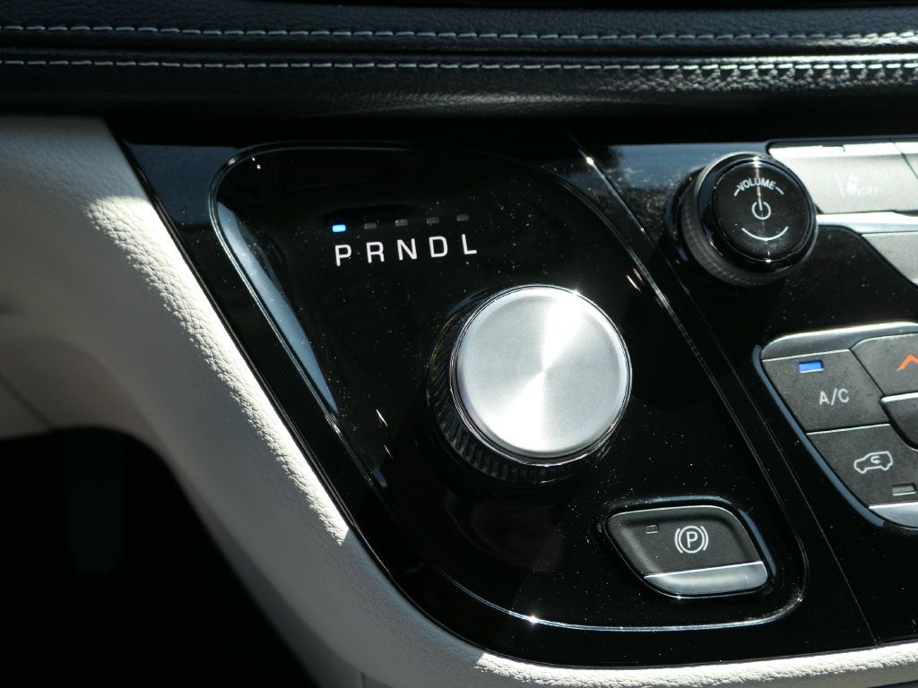 Certified 2023 Chrysler Pacifica Touring-L FWD image 22