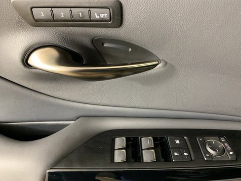 Used 2025 Lexus ES 300h w/ Luxury Package image 17