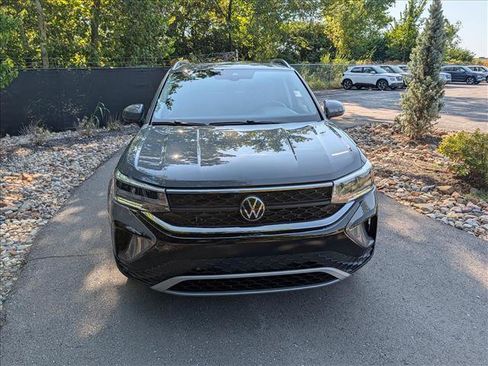 Used 2023 Volkswagen Taos SE w/ Panoramic Sunroof Package FWD image 8