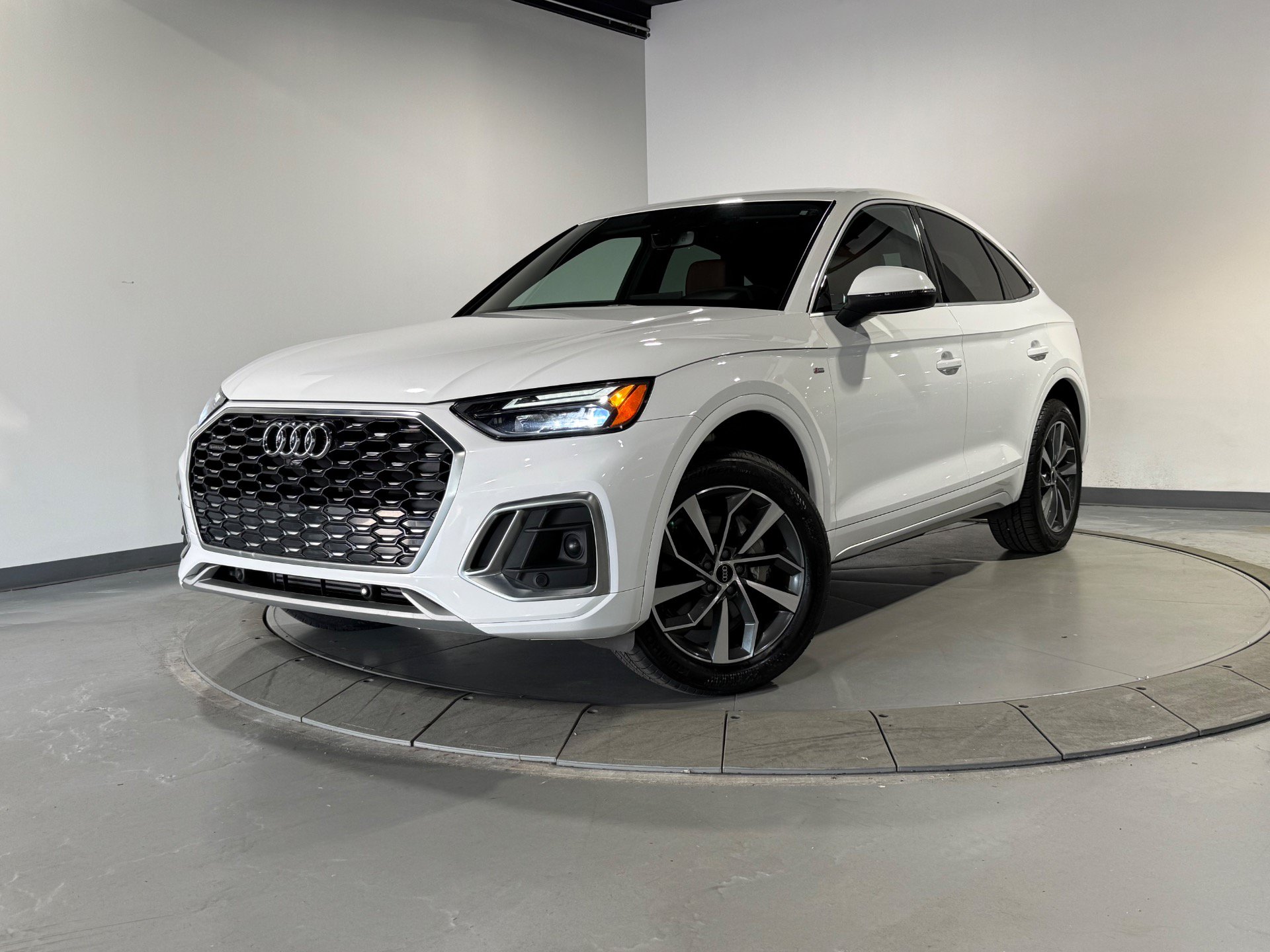 Used 2023 Audi Q5 2.0T Premium w/ Convenience Package AWD/4WD image 2