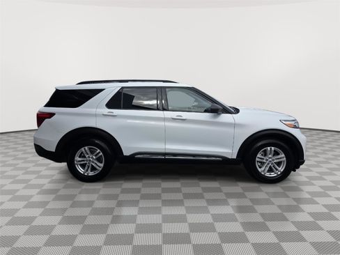 Used 2023 Ford Explorer XLT w/ Equipment Group 202A image 4