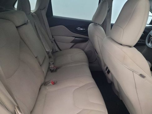 Used 2020 Jeep Cherokee Latitude FWD image 19
