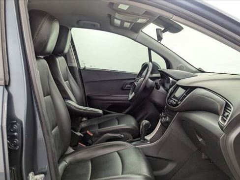 Used 2021 Chevrolet Trax LT w/ Premium Seat Package FWD image 21