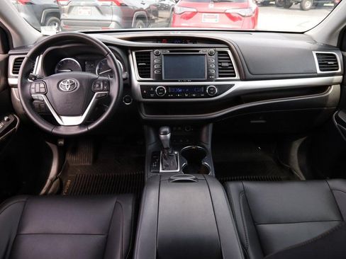 Used 2019 Toyota Highlander XLE AWD/4WD image 24