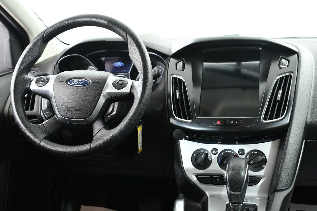 Used 2013 Ford Focus SE w/ SE Winter Pkg FWD image 8