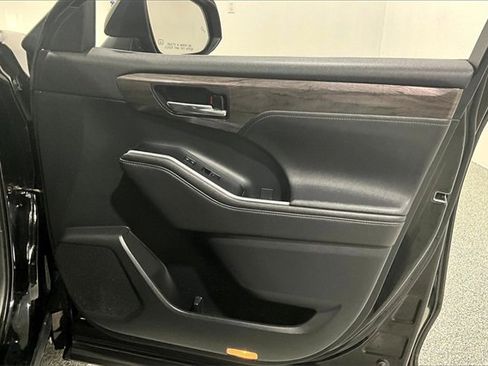 Used 2020 Toyota Highlander Limited image 30