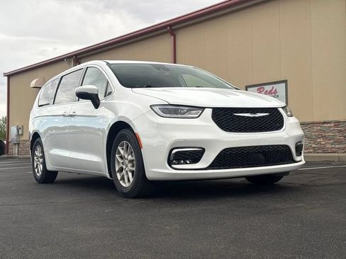 Used 2023 Chrysler Pacifica Touring-L FWD image 42