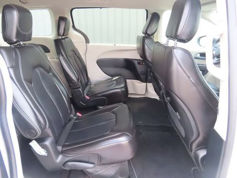 Used 2023 Chrysler Pacifica Touring-L FWD image 26