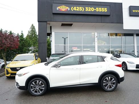 Used 2018 INFINITI QX30 Premium w/ Technology Package image 2