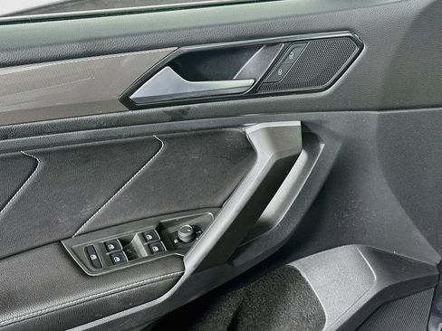 Used 2023 Volkswagen Tiguan SE w/ Panoramic Sunroof Package FWD image 15