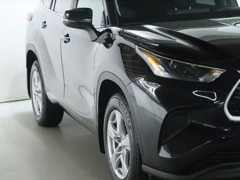Used 2023 Toyota Highlander L FWD image 8