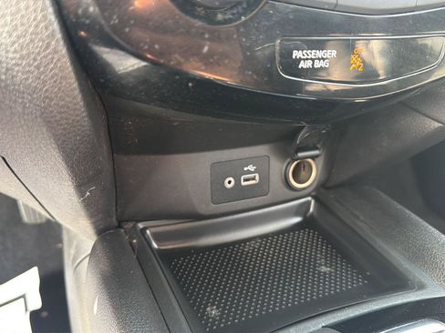 Used 2019 Nissan Rogue SV AWD/4WD image 18