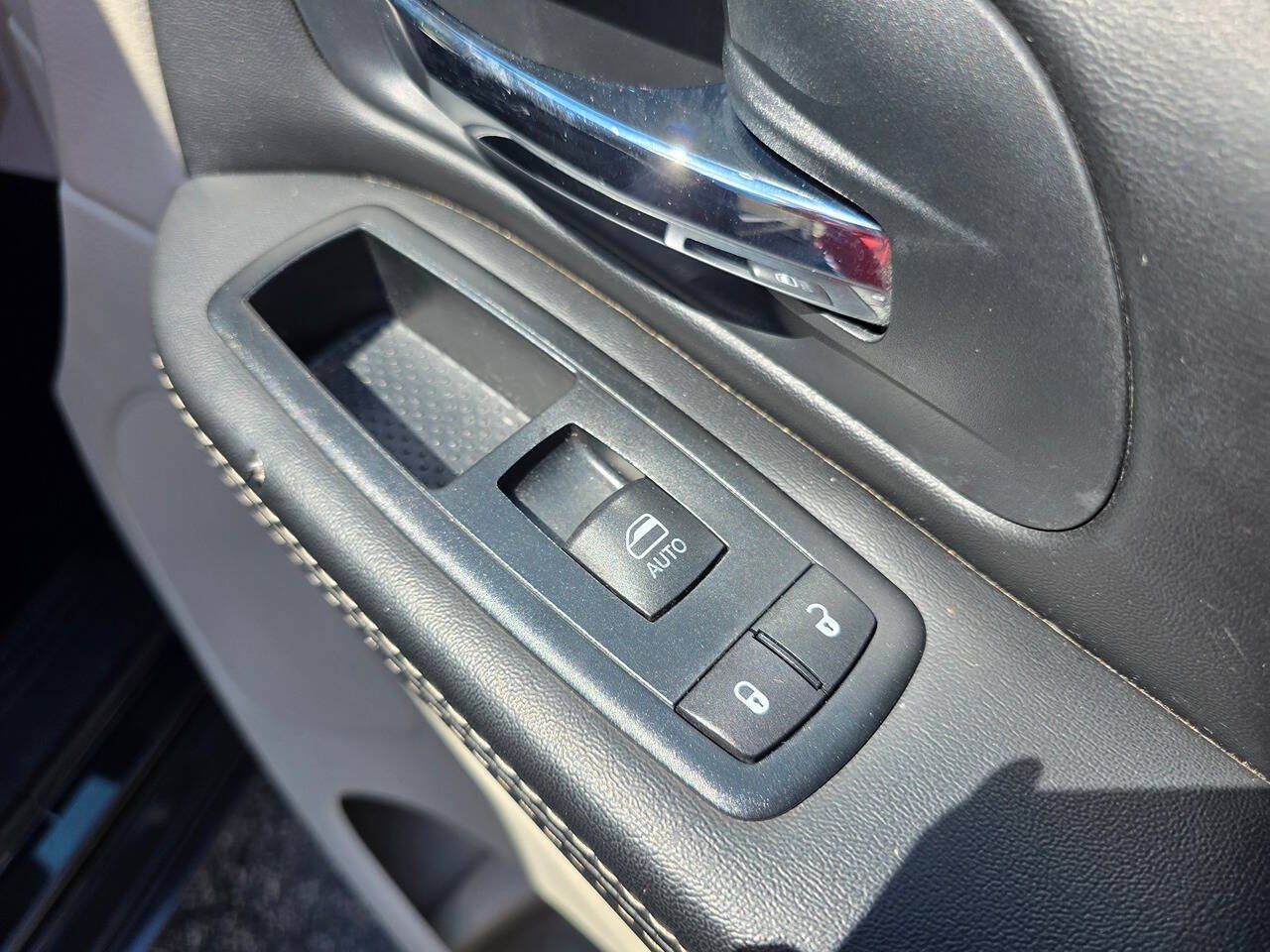 Used 2015 Chrysler Town & Country Touring-L w/ Driver Convenience Group FWD image 35