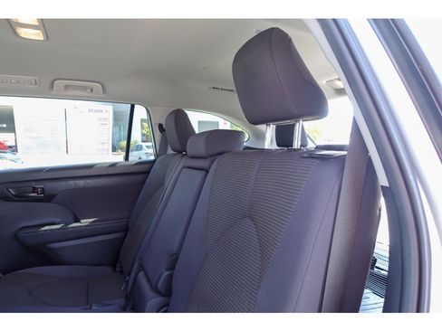 Used 2023 Toyota Highlander LE AWD/4WD image 24