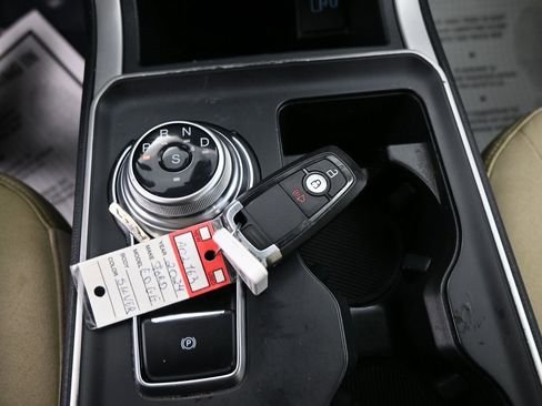 Used 2024 Ford Edge SE image 11