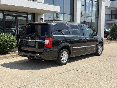 Used 2012 Chrysler Town & Country Touring w/ Entertainment Group #1 FWD image 4