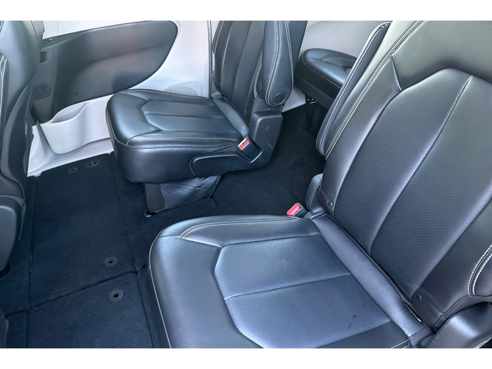 Used 2023 Chrysler Pacifica Touring-L FWD image 13