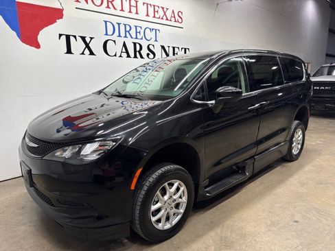Used 2022 Chrysler Voyager LX image 10