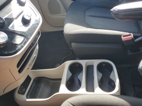 Used 2023 Chrysler Voyager LX image 32