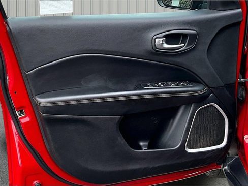 Used 2018 Jeep Compass Latitude image 16