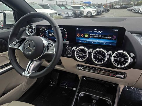Used 2025 Mercedes-Benz GLA 250 4MATIC image 11
