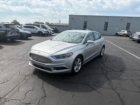 Used 2018 Ford Fusion SE w/ Fusion SE Technology Package FWD image 2