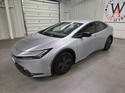 Used 2023 Toyota Prius LE FWD image 2