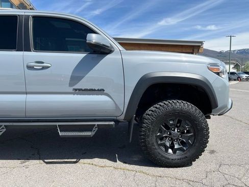 Used 2020 Toyota Tacoma TRD Off-Road w/ TRD Premium Off Road Package AWD/4WD image 10