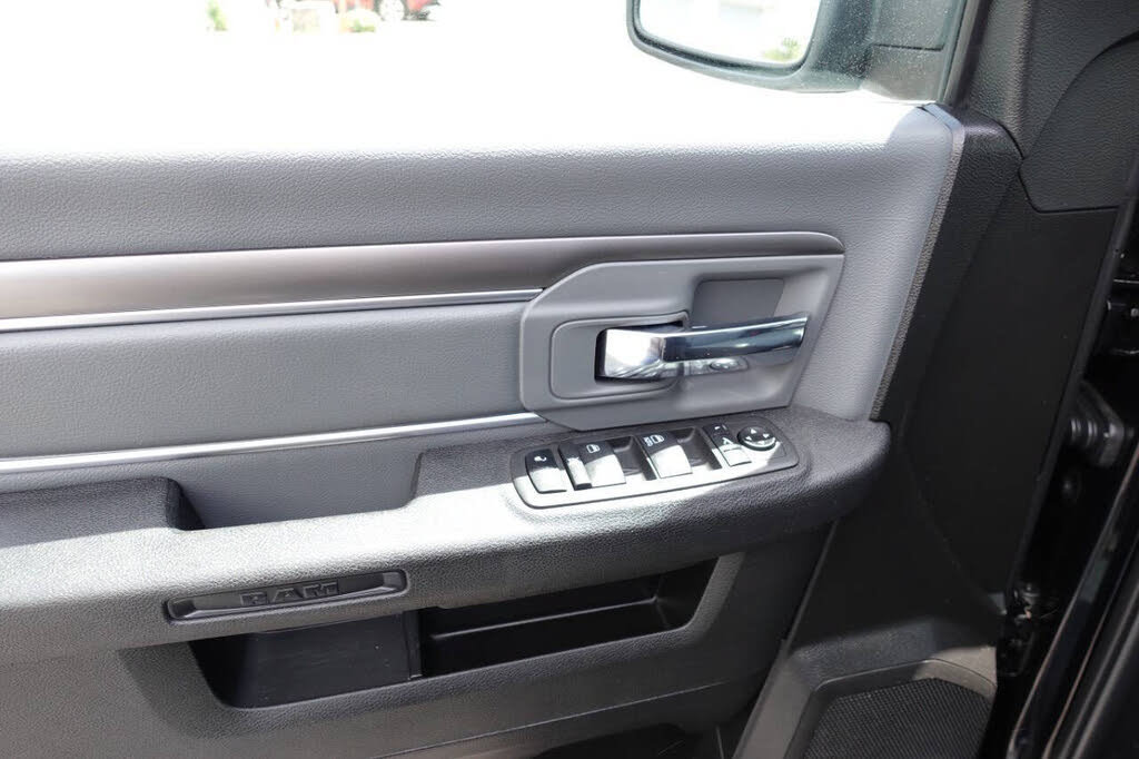 Used 2022 RAM 1500 Classic SLT w/ Electronics Convenience Group AWD/4WD image 17