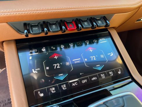 Used 2025 Lamborghini Urus SE AWD/4WD image 22