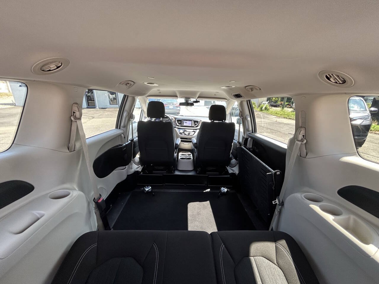 Used 2022 Chrysler Voyager LX FWD image 10