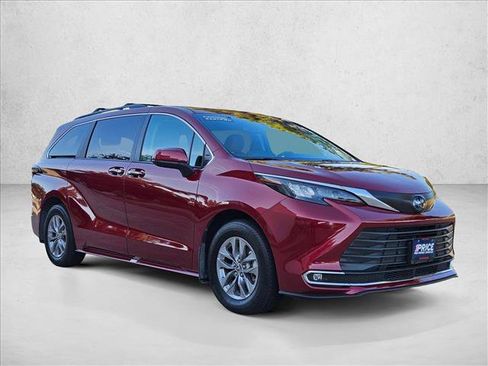 Used 2024 Toyota Sienna XLE w/ XLE Plus Package AWD/4WD image 3