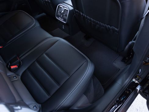 Certified 2025 Porsche Macan S AWD/4WD image 33