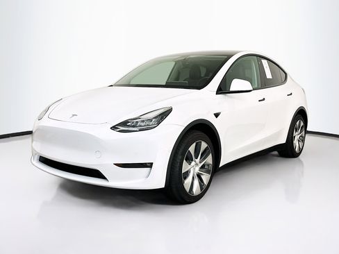 Used 2022 Tesla Model Y Long Range image 3