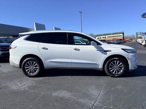 Used 2023 Buick Enclave Essence image 3