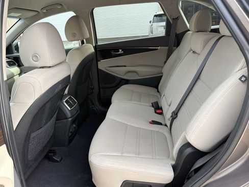 Used 2019 Kia Sorento LX image 22