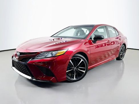Used 2018 Toyota Camry XSE image 3