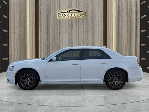 Used 2018 Chrysler 300 S w/ 300S Premium Group image 4